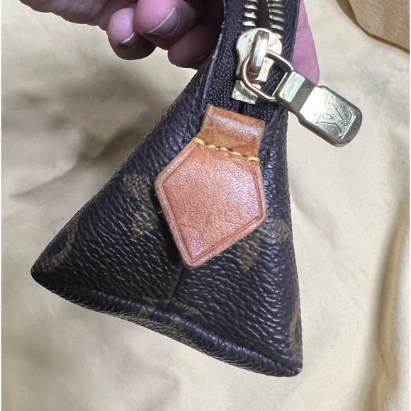 Louis Vuitton Cosmetic Pouch - Picture 9 of 16